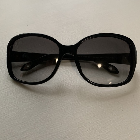 GIVENCHY Sunglasses - Picture 2 of 6